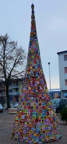 Calamandrana | Presentazione dell'albero di Natale ricamato all'uncinetto [online]